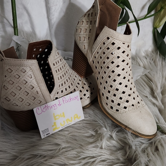 Shoes size 6 1/2 to 7 1/2 black,brown,beige and more . - Picture 5 of 8